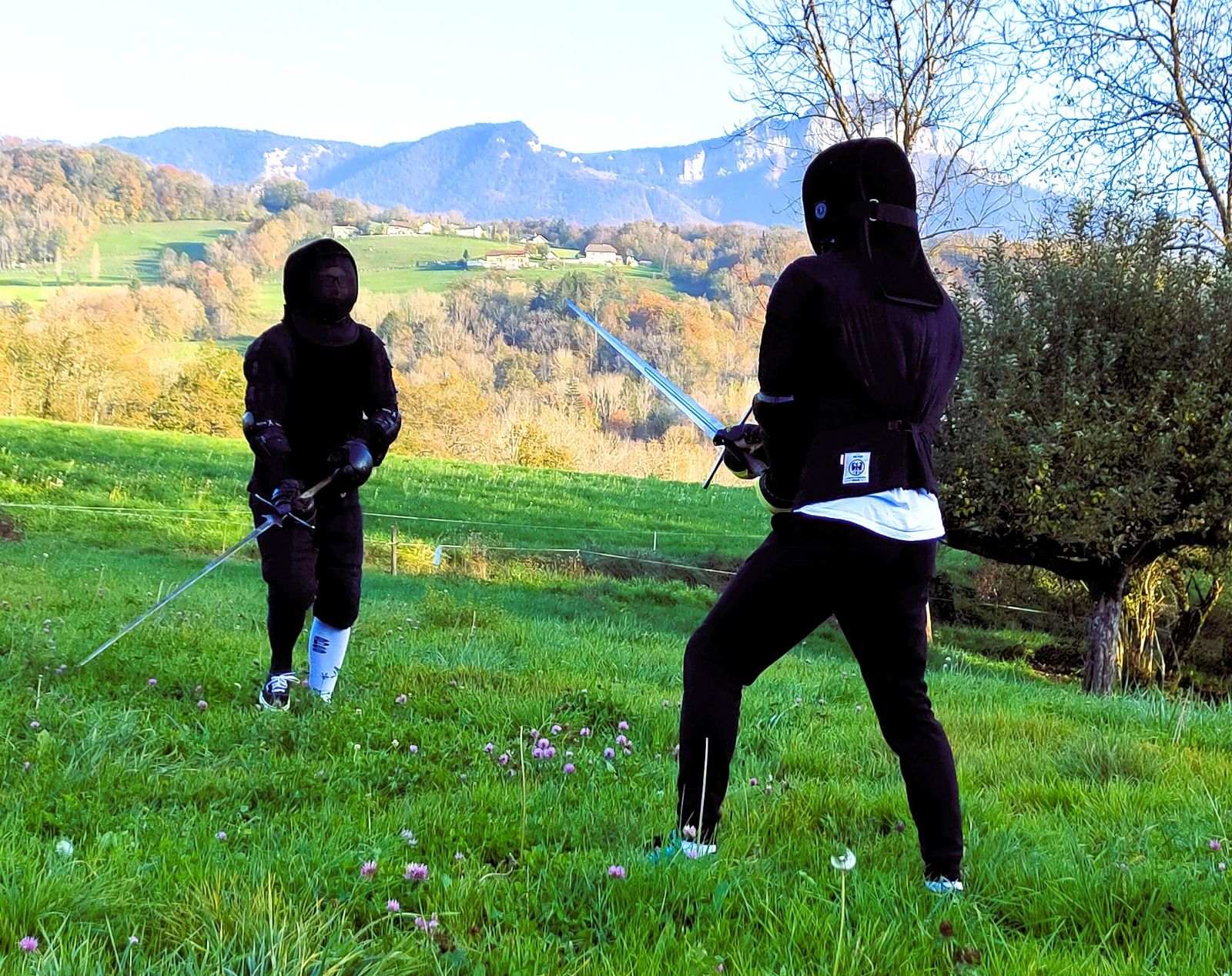 Duel d'escrime à l'épée longue en tenue moderne